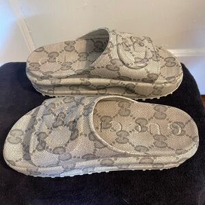 GUCCI SLIDE SANDAL WITH INTERLOCKING G